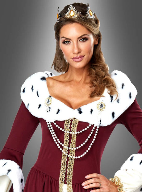 Eine Frau posiert vor einem grauen Hintergrund mit Farbverlauf und trägt das „Märchen-Königin-Kleid mit Krone“ – ein Märchenköniginnen-Kostüm mit einer königlichen Krone im mittelalterlichen Stil, einem weinroten Kleid mit weißem Pelzkragen, exquisiten Perlenverzierungen und eleganten goldenen Akzenten.