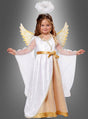 Ein kleines Mädchen, gekleidet in ein Schutzengel-Kostüm für Kleinkinder mit goldenen Flügeln, einem weiß-goldenen Kleid und einem weißen Heiligenschein-Stirnband, steht mit leicht ausgestreckten Armen vor einem grauen Hintergrund – ein bezaubernder Weihnachtskostüm-Look für Mädchen, ideal für die festliche Jahreszeit.