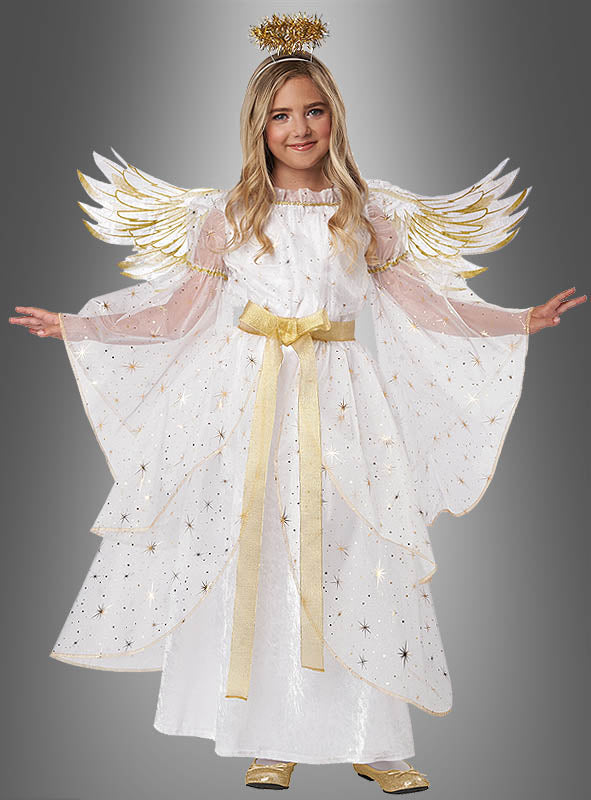 Ein Mädchen, das das „Sternenglanz“-Engelskostüm für Mädchen trägt – ein weißes Engelskostüm mit goldenen Flügeln (Engelskostüm mit Flügeln), einem goldenen Schleifengürtel und einem goldenen Heiligenschein –, steht vor einem grauen Hintergrund und streckt die Arme leicht aus.