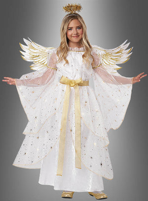 Ein Mädchen, das das „Sternenglanz“-Engelskostüm für Mädchen trägt – ein weißes Engelskostüm mit goldenen Flügeln (Engelskostüm mit Flügeln), einem goldenen Schleifengürtel und einem goldenen Heiligenschein –, steht vor einem grauen Hintergrund und streckt die Arme leicht aus.
