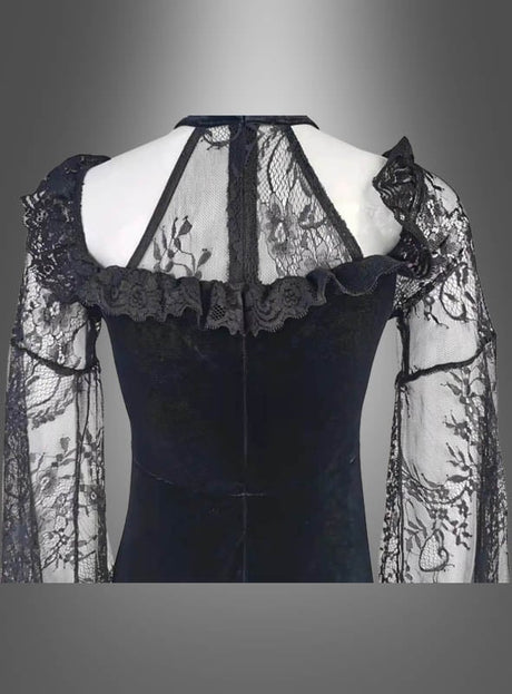 Rückansicht des „Schwarzes Gothic Samtkeid Dakaria“ mit transparenten Spitzenärmeln, Spitzenrüschen an den Schultern und einem Spitzeneinsatz im oberen Rückenbereich vor einem grauen Hintergrund mit Farbverlauf.