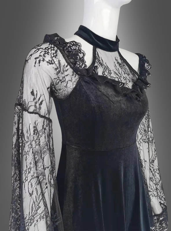 Schwarzes Gothic-Samtkleid von Dakaria mit langen Spitzenärmeln und hohem Kragen, präsentiert auf einer Schaufensterpuppe vor grauem Hintergrund.
