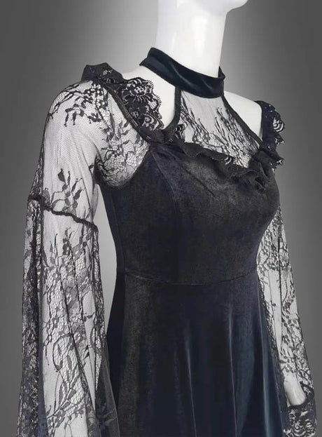 Schwarzes Gothic-Samtkleid von Dakaria mit langen Spitzenärmeln und hohem Kragen, präsentiert auf einer Schaufensterpuppe vor grauem Hintergrund.
