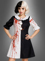 Eine Frau in einem „Blutiges Horrorclown“-Kleid – einem schwarz-weißen, geteilten Kleid mit roten Farbspritzern, weißen Knöpfen und Clown-inspiriertem Make-up –, die mit den Händen in den Hüften vor einem grauen Hintergrund steht. Perfekt für alle, die ein gruseliges oder einzigartiges Halloween-Kostüm suchen.