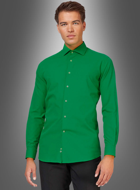 Ein Mann steht vor einem grauen Hintergrund mit Farbverlauf, blickt mit neutralem Gesichtsausdruck geradeaus und trägt das „Grüne Langarmhemd für Herren“ mit figurbetontem Schnitt sowie eine schwarze Hose. Das Hemd ist leicht zu bügeln und bietet sowohl Stil als auch Komfort für den Alltag.