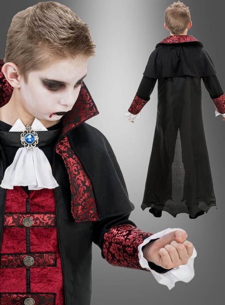 Ein Kind, das das „Edles Vampir-Kostüm für Kinder“ trägt – ein auffälliges rot-schwarzes Kostüm –, kombiniert mit weißem Make-up, wird sowohl von vorne als auch von hinten vor einem grauen Hintergrund mit Farbverlauf gezeigt, was es zu einem hervorragenden Halloween-Kostüm für Kinder macht.
