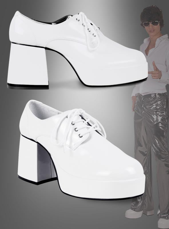 Zwei Paare „Weiße Plateau-Schuhe für Herren aus den 70er Jahren“ mit dicken Blockabsätzen und klassischem Schnürdesign erinnern an den zeitlosen Plateau-Schuh-Stil; im Hintergrund zeigt jemand in glänzender Hose und Sonnenbrille den Daumen nach oben – perfekte Lackschuh-Party-Stimmung.