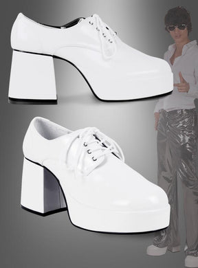Zwei Paare „Weiße Plateau-Schuhe für Herren aus den 70er Jahren“ mit dicken Blockabsätzen und klassischem Schnürdesign erinnern an den zeitlosen Plateau-Schuh-Stil; im Hintergrund zeigt jemand in glänzender Hose und Sonnenbrille den Daumen nach oben – perfekte Lackschuh-Party-Stimmung.