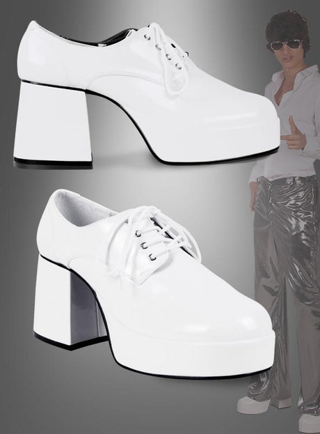 Zwei Paare „Weiße Plateau-Schuhe für Herren aus den 70er Jahren“ mit dicken Blockabsätzen und klassischem Schnürdesign erinnern an den zeitlosen Plateau-Schuh-Stil; im Hintergrund zeigt jemand in glänzender Hose und Sonnenbrille den Daumen nach oben – perfekte Lackschuh-Party-Stimmung.