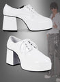 Zwei Paare „Weiße Plateau-Schuhe für Herren aus den 70er Jahren“ mit dicken Blockabsätzen und klassischem Schnürdesign erinnern an den zeitlosen Plateau-Schuh-Stil; im Hintergrund zeigt jemand in glänzender Hose und Sonnenbrille den Daumen nach oben – perfekte Lackschuh-Party-Stimmung.