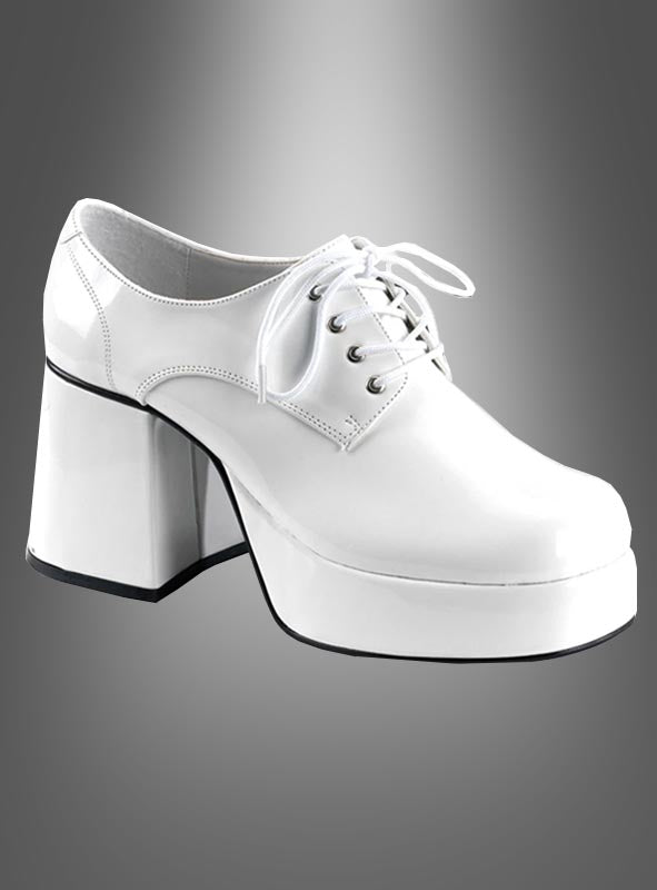 Ein Paar „Weiße Plateau-Schuhe für Herren aus den 70er Jahren“ mit weißem Obermaterial, klobigem hohen Absatz, schwarzer Sohle und Schnürung vorne im klassischen Plateau-Schuh-Stil der 70er Jahre, präsentiert vor einem grauen Hintergrund mit Farbverlauf.