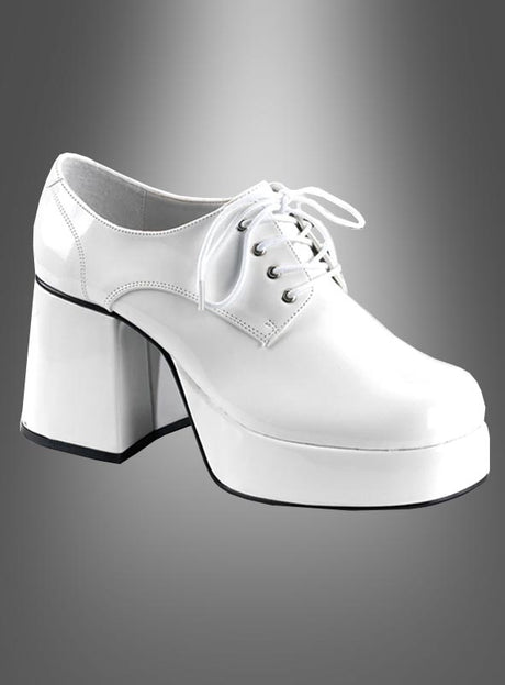 Ein Paar „Weiße Plateau-Schuhe für Herren aus den 70er Jahren“ mit weißem Obermaterial, klobigem hohen Absatz, schwarzer Sohle und Schnürung vorne im klassischen Plateau-Schuh-Stil der 70er Jahre, präsentiert vor einem grauen Hintergrund mit Farbverlauf.