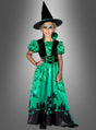Ein Kind, das das „Langes Hexenkleid grün für Kinder“ trägt – ein grün-schwarzes Hexenkostüm mit spitzem Hut, Spinnennetz-Make-up und einem Kleid, das mit Halloween-Motiven verziert ist –, steht vor einem grauen Hintergrund mit Farbverlauf. Dieses bezaubernde Outfit fängt die Magie des Halloween-Hexenkostüms für Kinder perfekt ein.