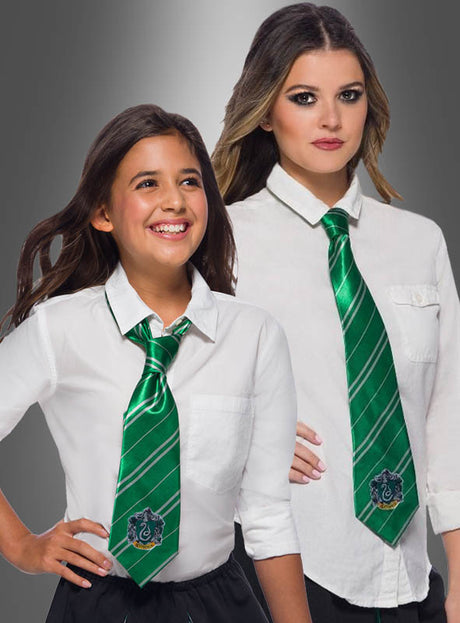 Zwei Personen in weißen Hemden und der grünen Slytherin-Krawatte aus „Harry Potter“ mit Wappen, die vor einem grauen Hintergrund mit Farbverlauf stehen – der perfekte Look für jedes Harry-Potter-Kostüm, das von deinem Lieblingshaus in Hogwarts inspiriert ist.
