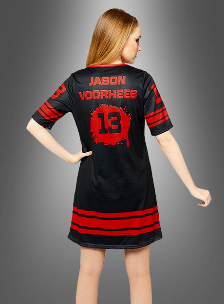 Eine Frau trägt das „Freitag, der 13.“-Jason-Damenkostüm, ein schwarz-rotes Jerseykleid, auf dessen Rückseite Jason Voorhees und die Zahl 13 vor einem grauen Farbverlauf zu sehen sind – ideal als Halloween-Damenkostüm oder „Freitag, der 13.“-Damenkostüm für Liebhaber des klassischen Horror-Stils.