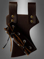 Der „Mittelalter Schwertscheide Gürtelhalter“ ist ein dunkelbrauner Axt-Halter aus Leder mit Metallnieten und Schnürdetails, der sich bequem am Gürtel befestigen lässt – ideal als Gürtelhalter für Schwerter oder zur Vervollständigung Ihres Mittelalter-Kostüms bei jeder historischen Nachstellung.