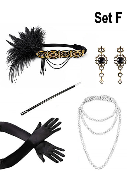 Das „20er Charleston-Accessoire-Set mit Schmuck in Gold“ umfasst ein schwarzes Haarreif mit Federn, schwarz-goldene Ohrringe, einen Zauberstab, lange schwarze Handschuhe und eine Perlenkette. Dieses Set eignet sich perfekt als Accessoires für Flapper-Girls oder zur Vervollständigung Ihres Charleston-Looks der 1920er Jahre und ist ideal, um ein authentisches Kostüm im Stil der 20er Jahre zu kreieren.
