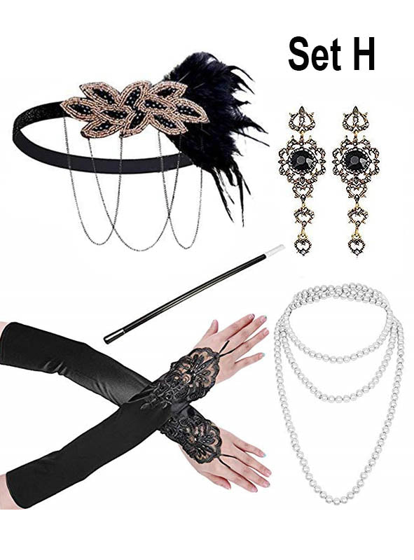 Tauchen Sie mit dem „20er Charleston“-Accessoire-Set mit goldenem Schmuck wieder in die „Roaring Twenties“ ein – bestehend aus einem Haarband mit Federn, funkelnden Hängeohrringen, einer eleganten Zigarettenspitze, schwarzen Spitzenhandschuhen und klassischen Perlenketten. Dieses Accessoire-Set im Flapper-Girl-Stil ist die perfekte Wahl für alle, die ihr authentisches 20er-Jahre-Kostüm vervollständigen und den schillernden Geist dieser Ära perfekt einfangen möchten.