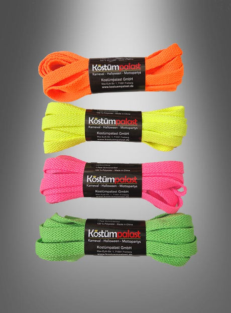 Vier Bündel Schnürsenkel „Neon“ (120 cm oder 150 cm) in den Farben Orange, Gelb, Pink und Grün sind vertikal übereinander angeordnet und jeweils mit einem schwarzen „Kostümpalast“-Etikett versehen, vor einem grauen Hintergrund mit Farbverlauf. Diese leuchtenden Schnürsenkel sind perfekt, um Ihren Schuhen einen Farbtupfer zu verleihen.