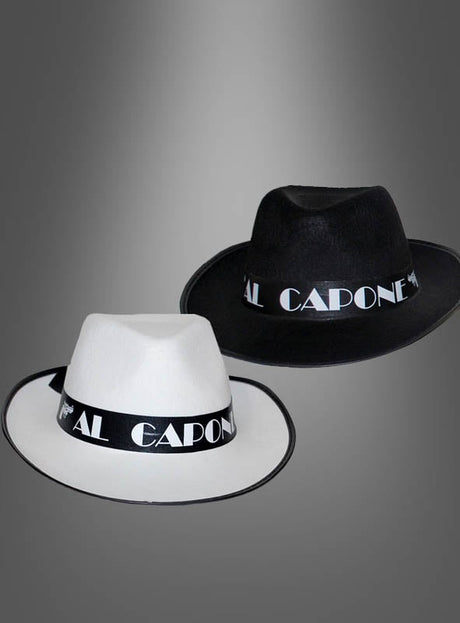 Zwei Al-Capone-Mafia-Gangsterhüte, einer in Weiß und einer in Schwarz, jeweils mit einem schwarzen „AL CAPONE“-Band auf einem grauen Farbverlaufshintergrund – das perfekte Accessoire für dein Gangster- oder Al-Capone-Kostüm im Stil der 20er Jahre.