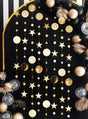 Eine funkelnde Girlande aus goldenen Sternen und Kreisen hängt vor einem schwarzen Hintergrund, ergänzt durch schwarze, goldene und transparente Luftballons sowie metallisch-goldene Blätter – eine elegante, goldene Partydekoration, die bei jeder Feier glänzt.