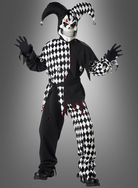 Eine Person, die das „Böser Harlekin“-Clown-Kinderkostüm trägt – komplett mit Totenkopfmaske und Narrenhut –, nimmt mit erhobenen Händen eine gruselige Pose ein – die ideale Wahl für alle, die dieses Halloween auf der Suche nach einem schaurigen Horrorclown-Kostüm sind.