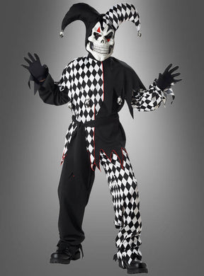 Eine Person, die das „Böser Harlekin“-Clown-Kinderkostüm trägt – komplett mit Totenkopfmaske und Narrenhut –, nimmt mit erhobenen Händen eine gruselige Pose ein – die ideale Wahl für alle, die dieses Halloween auf der Suche nach einem schaurigen Horrorclown-Kostüm sind.