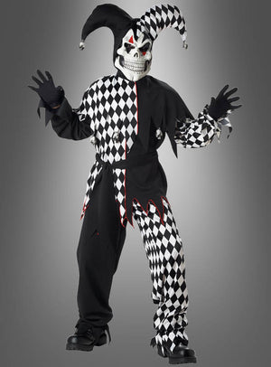 Eine Person, die das „Böser Harlekin“-Clown-Kinderkostüm trägt – komplett mit Totenkopfmaske und Narrenhut –, nimmt mit erhobenen Händen eine gruselige Pose ein – die ideale Wahl für alle, die dieses Halloween auf der Suche nach einem schaurigen Horrorclown-Kostüm sind.