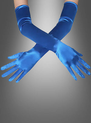 Zwei Arme, geschmückt mit glänzenden, langen blauen Satinhandschuhen in verschiedenen Farben, sind an den Handgelenken vor einem grauen Hintergrund mit Farbverlauf gekreuzt.