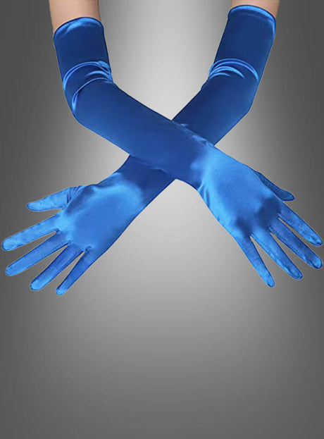 Zwei Arme, geschmückt mit glänzenden, langen blauen Satinhandschuhen in verschiedenen Farben, sind an den Handgelenken vor einem grauen Hintergrund mit Farbverlauf gekreuzt.