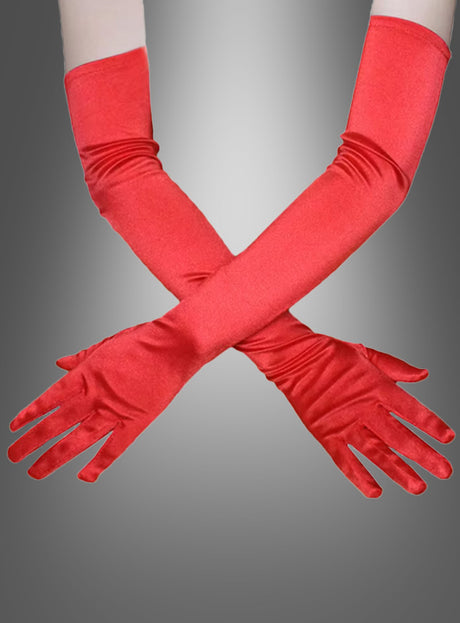 Zwei Arme, an denen die „Satin Handschuhe lang versch. Farben“ aus sattrotem Satin getragen werden, sind vor einem grauen Hintergrund mit Farbverlauf an den Handgelenken gekreuzt.