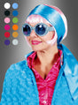 Eine Person mit einem blauen Haarband-Halstuch aus Satin, das als Retro-Kopftuch gestylt ist, einer blauen Glitzer-Sonnenbrille, einer rosa Perücke und einem rosa Hemd, dazu eine strukturierte blaue Jacke aus schimmerndem Satinstoff; links sind Farbmuster zu sehen – ein lebhafter Look, perfekt für jede 70er-Jahre-Party.
