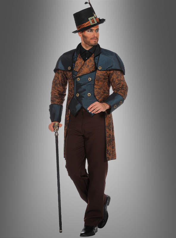 Ein Mann im Steampunk-Anzug „Sir Philbert Blue“ – einem viktorianisch inspirierten Outfit mit Zylinder, braun gemustertem Mantel, blauer Weste und Spazierstock – steht vor einem grauen Hintergrund.