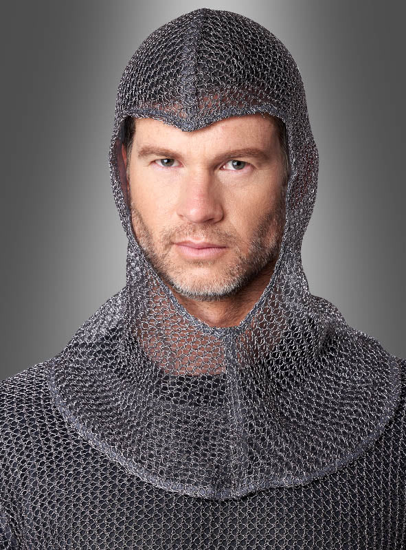 Ein Mann, der die „Kettenhemd-Tunika mit Haube (Unisex)“ trägt, blickt vor einem neutralen grauen Hintergrund in die Ferne. Damit unterstreicht er die zeitlose Kraft des klassischen Kettenhemds und verleiht jedem Ritter- oder Wikingerkostüm einen authentischen Touch.