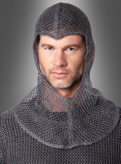 Ein Mann, der die „Kettenhemd-Tunika mit Haube (Unisex)“ trägt, blickt vor einem neutralen grauen Hintergrund in die Ferne. Damit unterstreicht er die zeitlose Kraft des klassischen Kettenhemds und verleiht jedem Ritter- oder Wikingerkostüm einen authentischen Touch.