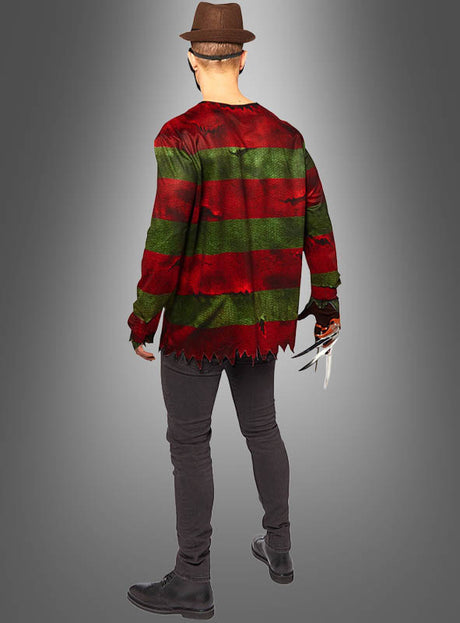 Eine Person steht mit dem Rücken zur Kamera und trägt einen braunen Hut, einen rot-grün gestreiften Pullover, eine dunkle Hose, schwarze Stiefel und einen Handschuh mit Metallklingen – ein idealer Look für alle, die auf der Suche nach dem Freddy-Krueger-Kostüm-Set für Herren sind, das sich perfekt für ein von „Nightmare on Elm Street“ inspiriertes Halloween-Kostüm eignet.