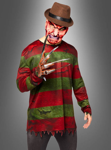 Eine Person trägt das Freddy-Krueger-Kostüm-Set für Herren – bestehend aus einem rot-grün gestreiften Pullover, einer braunen Mütze, einer Maske mit Narben und einem Handschuh mit langen Metallkrallen –, das sich perfekt für jeden Fan von „Nightmare on Elm Street“ eignet, der einen authentischen Look sucht. Dieses auffällige Halloween-Kostüm für Herren sticht vor einem grauen Hintergrund mit Farbverlauf besonders hervor.