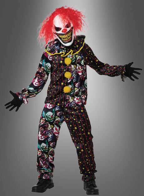 Eine Person, die das „Killer Clown“-Kinderkostüm trägt – bestehend aus einer roten Perücke, einer gruseligen Maske, einem gemusterten Anzug, gelben Pompons, schwarzen Handschuhen und schwarzen Schuhen –, steht mit weit ausgebreiteten Armen vor einem grauen Hintergrund.