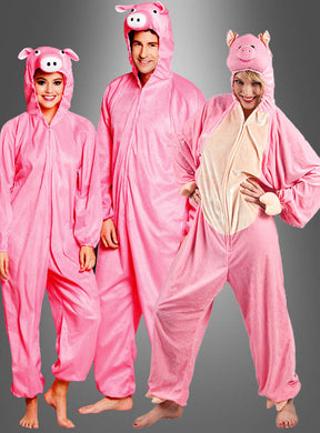 Drei Erwachsene, die ein rosa Schweinekostüm tragen und jeweils eine Kapuze mit Schweinegesicht und -ohren auf dem Kopf haben, stehen vor einem grauen Hintergrund.