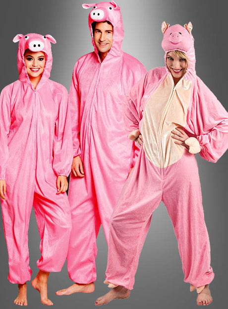 Drei Erwachsene, die ein rosa Schweinekostüm tragen und jeweils eine Kapuze mit Schweinegesicht und -ohren auf dem Kopf haben, stehen vor einem grauen Hintergrund.