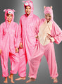Drei Erwachsene, die ein rosa Schweinekostüm tragen und jeweils eine Kapuze mit Schweinegesicht und -ohren auf dem Kopf haben, stehen vor einem grauen Hintergrund.
