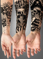 Drei Unterarme mit Tätowierungen in verschiedenen Designs: eines mit Rosen und Perlen, eines mit einem gruseligen Motiv aus einem Totenkopf und Flammen und eines mit einer Tätowierung am Unterarm, die einen Piratentotenkopf, ein Schiff und gekreuzte Knochen zeigt.