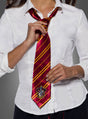 Eine Person in einem weißen Hemd richtet die Gryffindor-Krawatte mit Wappen – mit roten und goldenen Streifen und einem Wappen an der Spitze – vor einem grauen Hintergrund zurecht – ideal, um Ihre Hogwarts-Schuluniform oder Ihr Harry-Potter-Kostüm zu vervollständigen.
