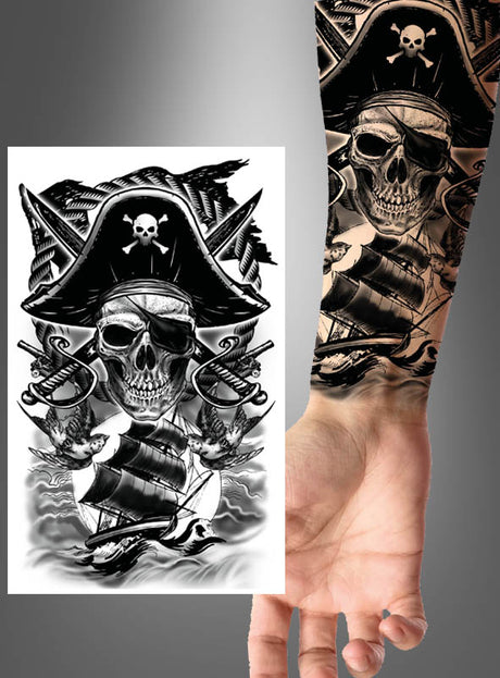 Ein realistisches Unterarm-Tattoo im Piratenstil aus der Reihe „Tattoo – verschiedene Designs“, das einen Totenkopf mit Hut, gekreuzte Pistolen, ein Segelschiff und eine Möwe zeigt, ist auf einem Unterarm neben dem ursprünglichen Schwarz-Weiß-Entwurf abgebildet – eine auffällige Wahl für Fans von gruseligen Tattoos.