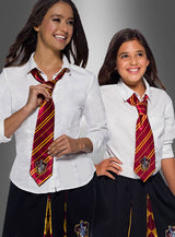 Zwei Mädchen in weißen Hemden, schwarzen Röcken mit Gryffindor-Wappen und der Gryffindor-Krawatte mit Wappen stehen vor einem grauen Hintergrund mit Farbverlauf und verkörpern damit perfekt den klassischen Look einer Hogwarts-Schuluniform, die vom Harry-Potter-Kostüm inspiriert ist.