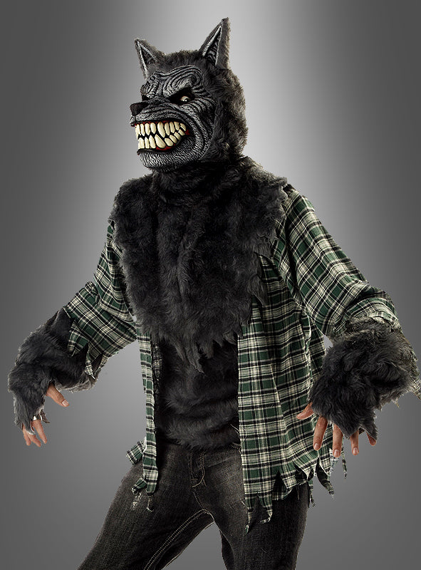 Eine Person, die das „Böser Wolf“-Kostüm mit Ani-Motion-Maske trägt – bestehend aus einem karierten Hemd, pelzigen Handschuhen und einer knurrenden Wolfsmaske –, steht vor einem schlichten grauen Hintergrund.