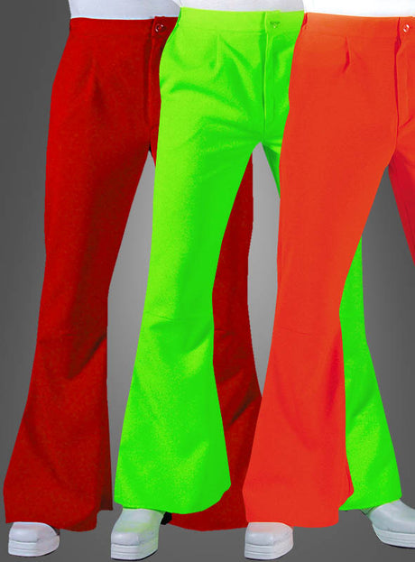 Drei Personen tragen „Hippie Hose mit Schlag für Herren“ in Rot, Neongrün und Orange und stehen nebeneinander vor einem schlichten grauen Hintergrund. Unter den ausgestellten Hosen blitzen jeweils weiße Schuhe hervor und unterstreichen den lebhaften Retro-Stil, der von Herrenhosen der 70er Jahre inspiriert ist.