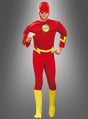 Eine Person, die das „Flash Deluxe“-Muskelkostüm für Erwachsene trägt – ein rot-gelbes Superhelden-Design mit einem Blitz-Emblem –, nimmt vor einem grauen Hintergrund mit Farbverlauf eine Laufpose ein und verkörpert damit die dynamische Energie dieses legendären Kostüms.
