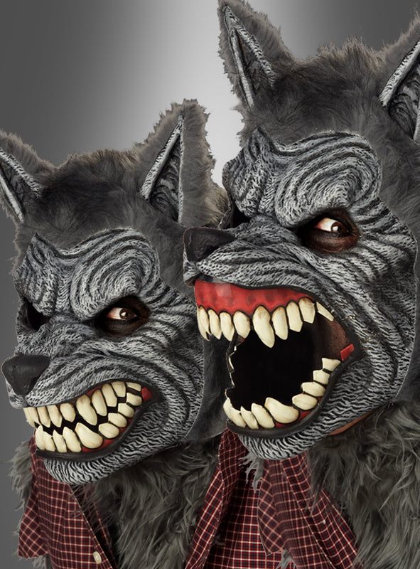 Zwei Personen tragen die detailreiche graue Ani-Motion-Maske mit entblößten Zähnen und spitzen Ohren aus dem Set „Böser Wolf – Kostüm mit Ani-Motion-Maske“. Beide sind in rote Karohhemden gekleidet, was ihren Look vor einem neutralen Hintergrund abrundet.