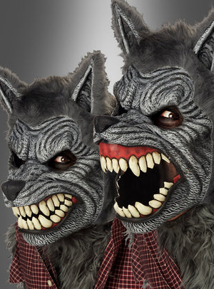 Zwei Personen tragen die detailreiche graue Ani-Motion-Maske mit entblößten Zähnen und spitzen Ohren aus dem Set „Böser Wolf – Kostüm mit Ani-Motion-Maske“. Beide sind in rote Karohhemden gekleidet, was ihren Look vor einem neutralen Hintergrund abrundet.